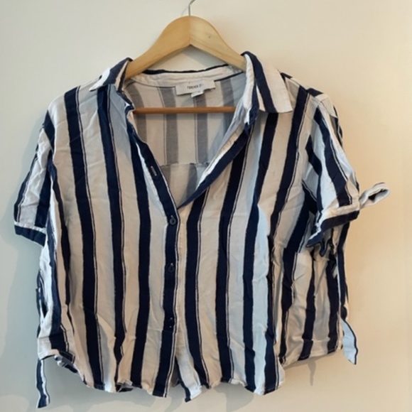 Forever 21 Top - White and Navy with ties on the side - Picture 1 of 3